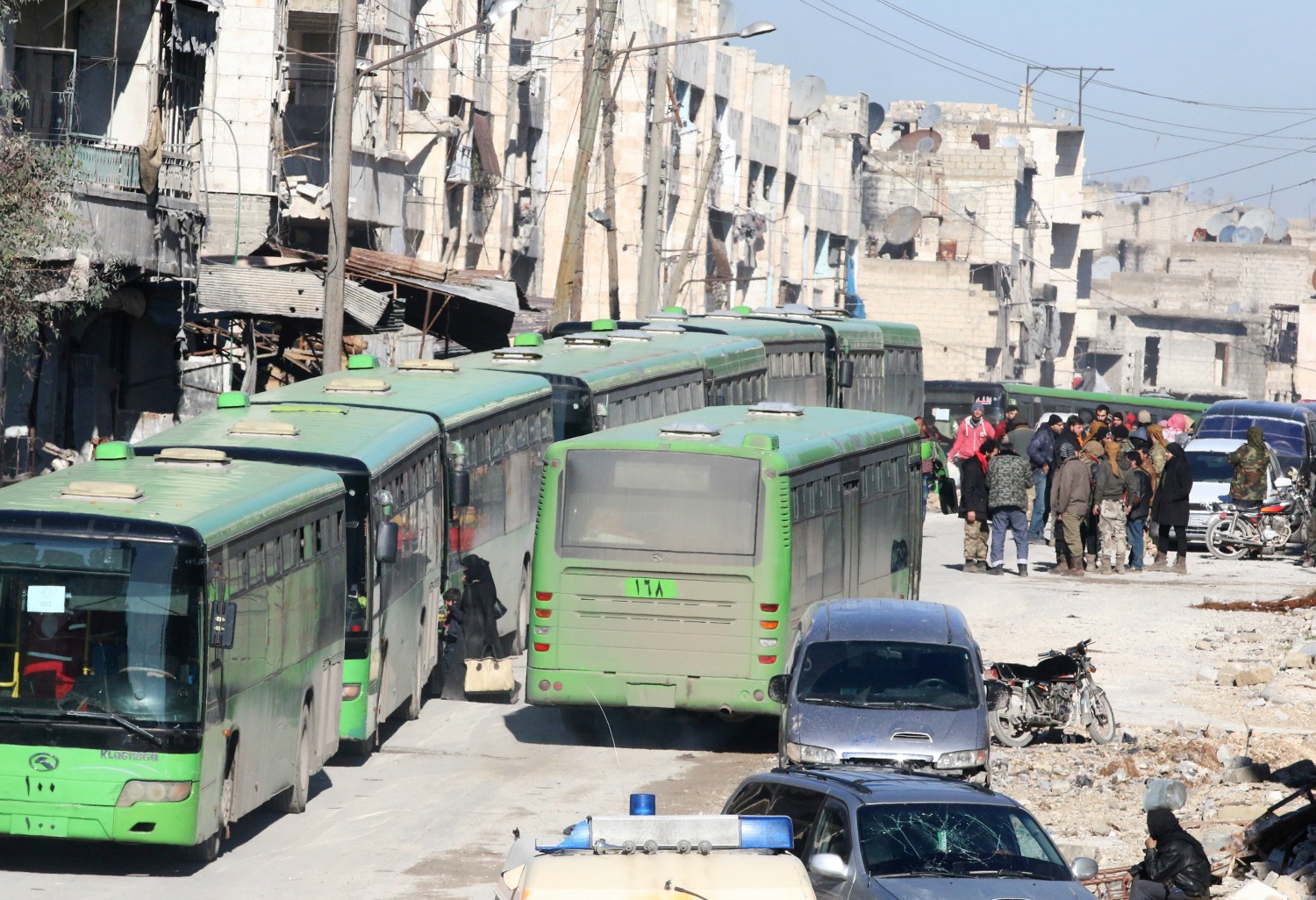 Varios autobuses logran salir de Alepo con unas 1.000 personas