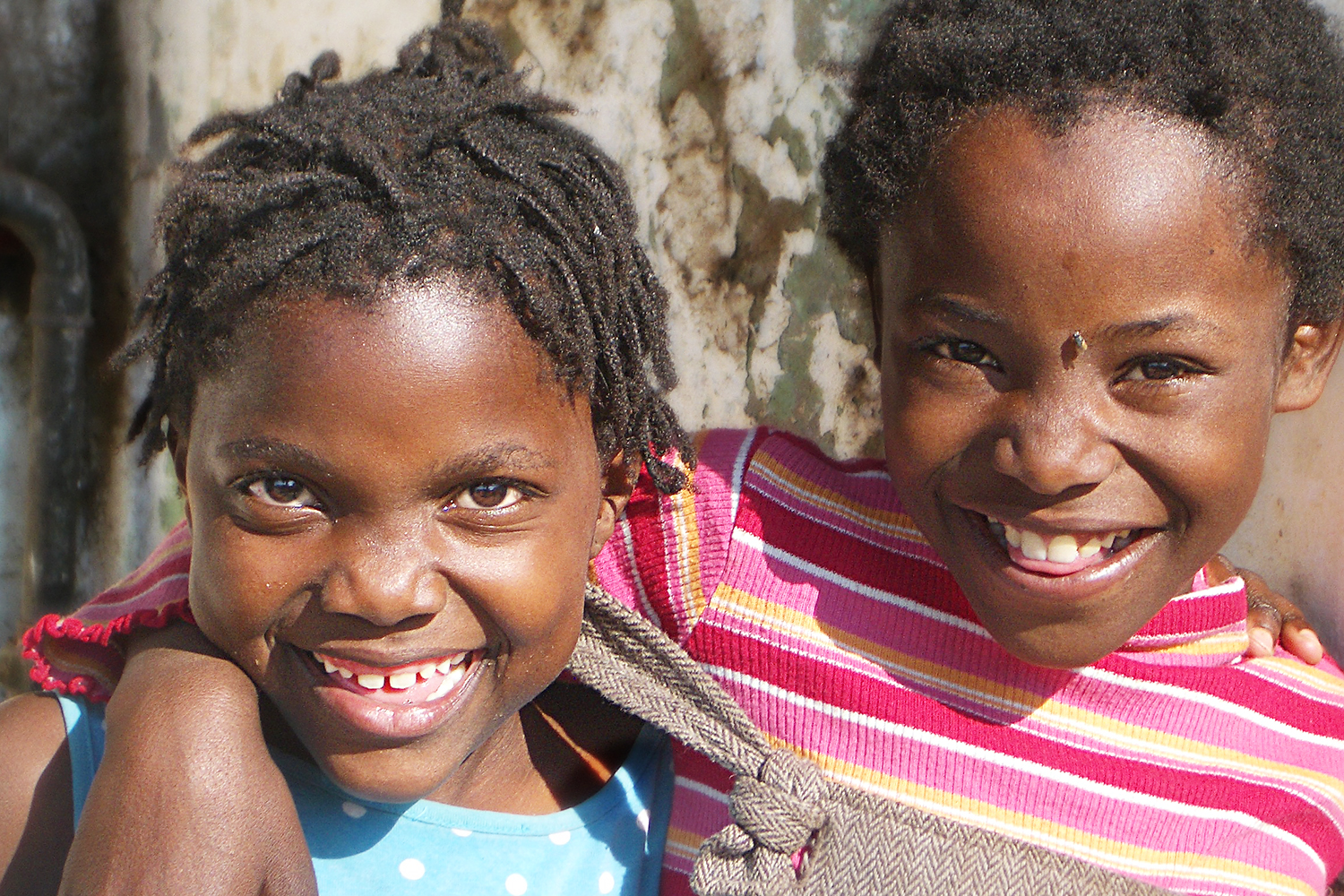 Dos amigas posan para el fotógrafo en Kuito, Angola.