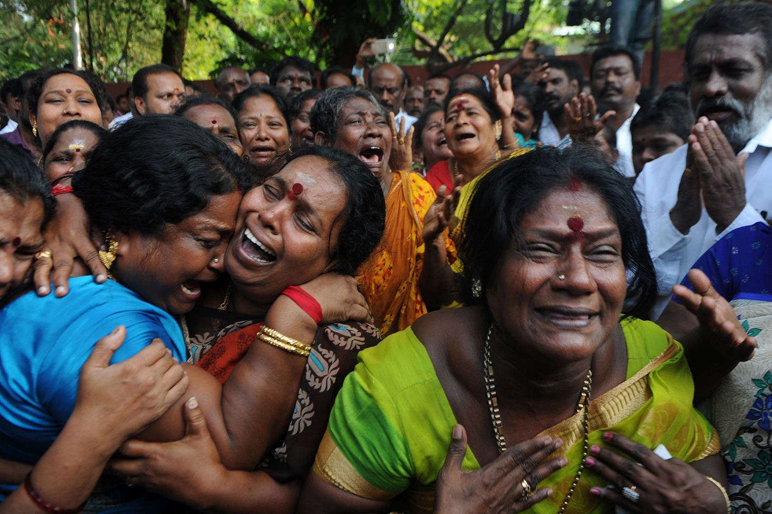 Miles de personas se reúnen para rezar por la gurú Amma, en estado crítico