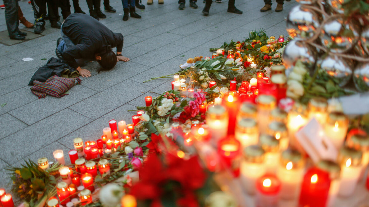 El autor del atentado de Berlín sigue en libertad, armado y listo para atentar de nuevo