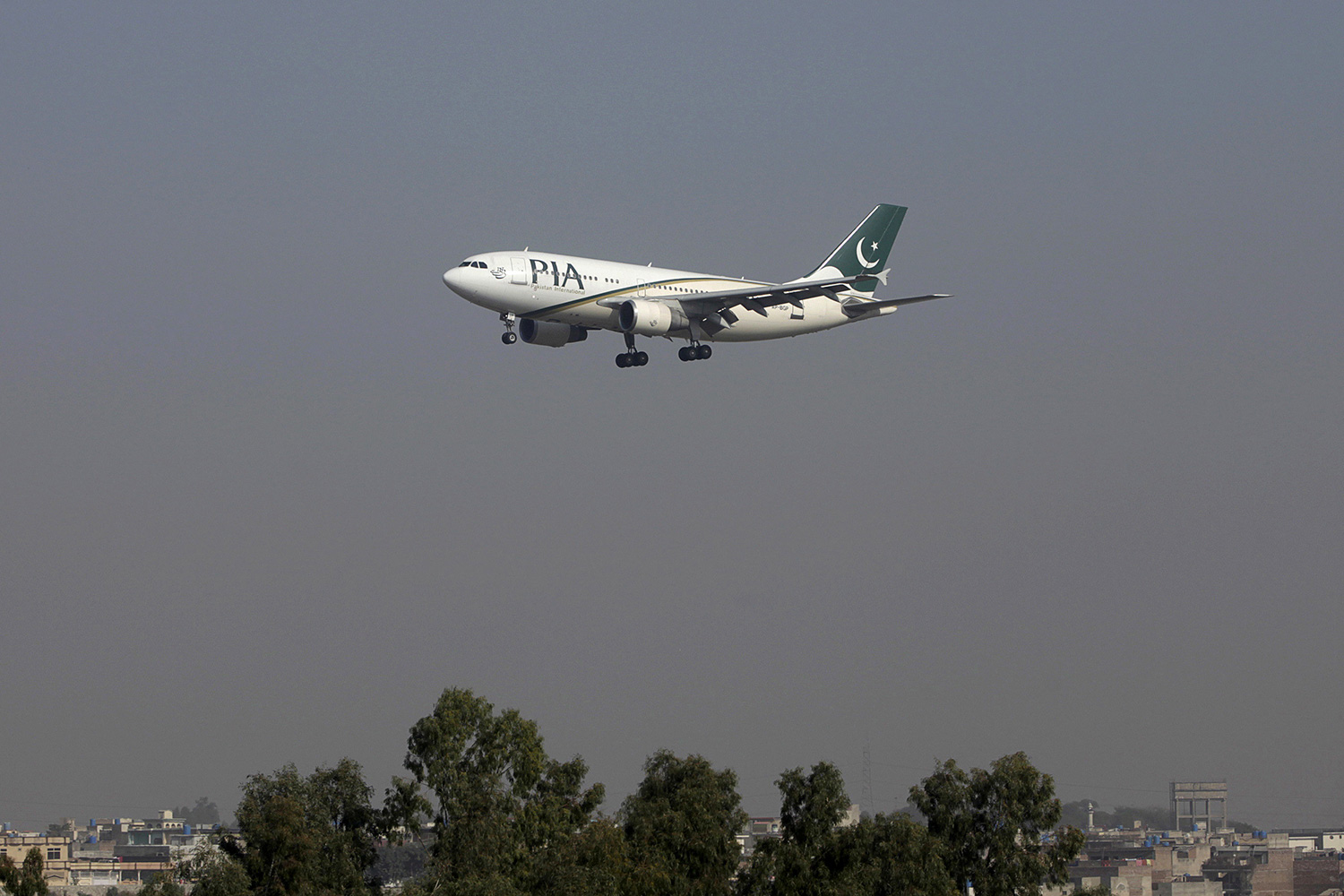 Un avión se estrella en Pakistán con más de 40 personas a bordo