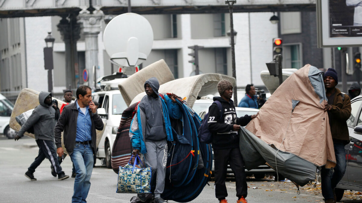 Cientos de refugiados regresan a ‘campos secretos’ cerca de Calais en un intento de alcanzar Reino Unido