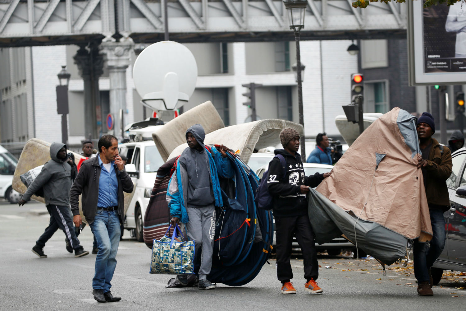 Cientos de refugiados regresan a 'campos secretos' cerca de Calais en un intento de alcanzar Reino Unido