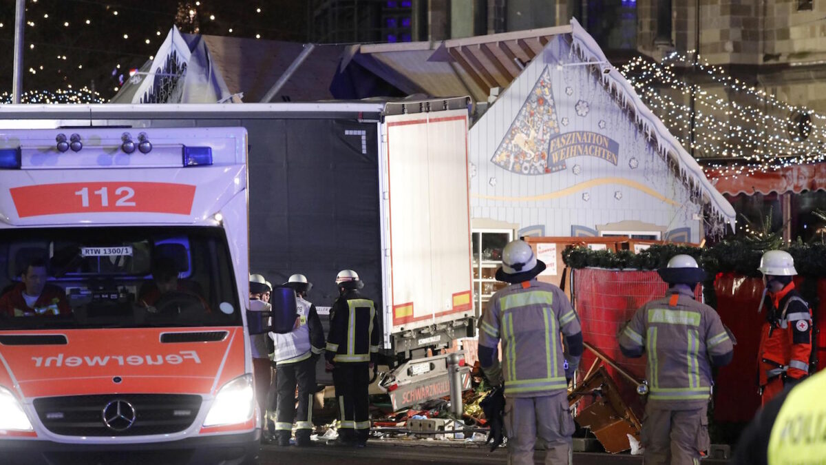 Un camión embiste a la muchedumbre en un mercado navideño de Berlín y causa múltiples víctimas