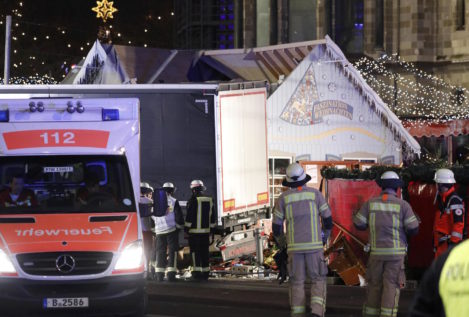 Un camión embiste a la muchedumbre en un mercado navideño de Berlín y causa múltiples víctimas