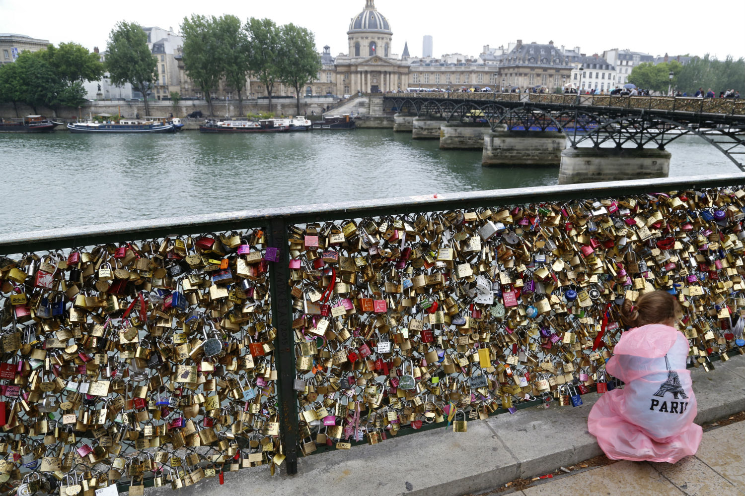 París venderá los 'candados del amor' de sus puentes y dará las ganancias a los refugiados