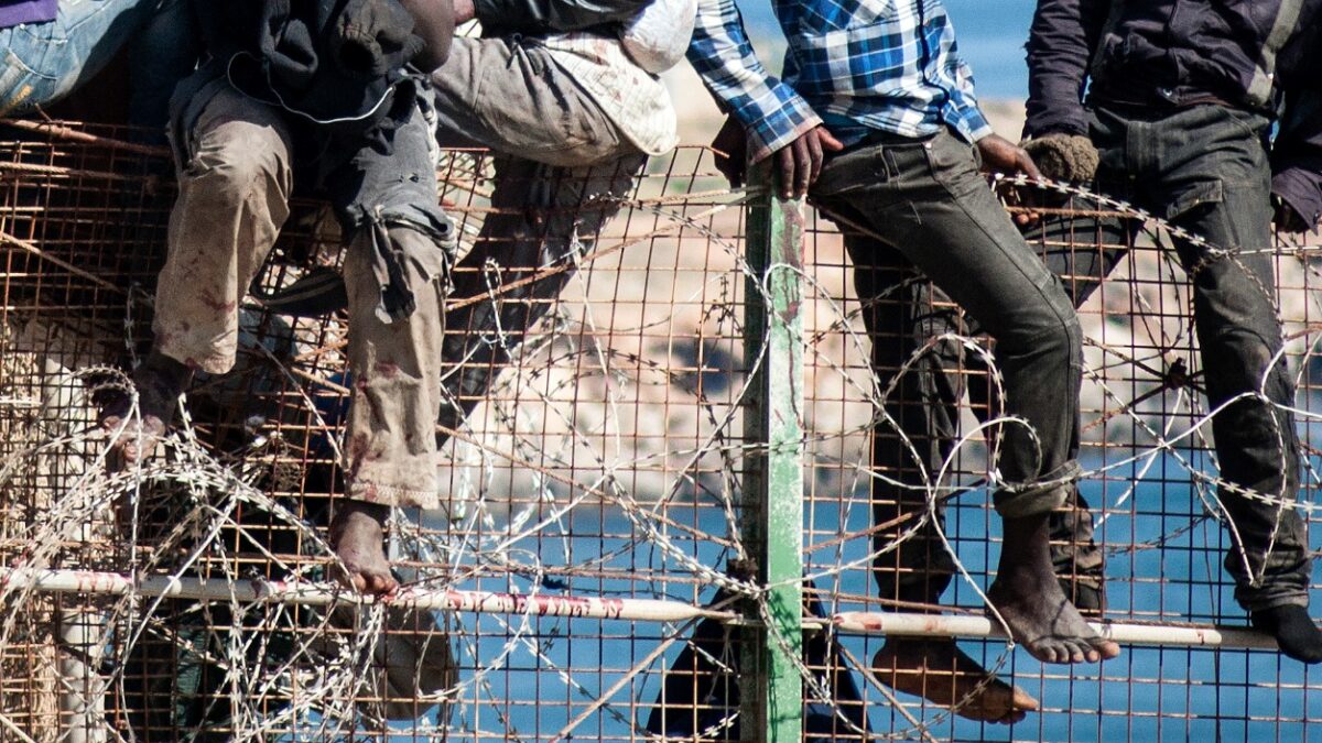 La policía detiene a la mayoría de un grupo de más de 400 inmigrantes que ha asaltado la valla de Ceuta