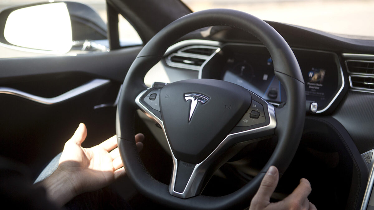 Los coches de Tesla traen al presente la conducción del futuro