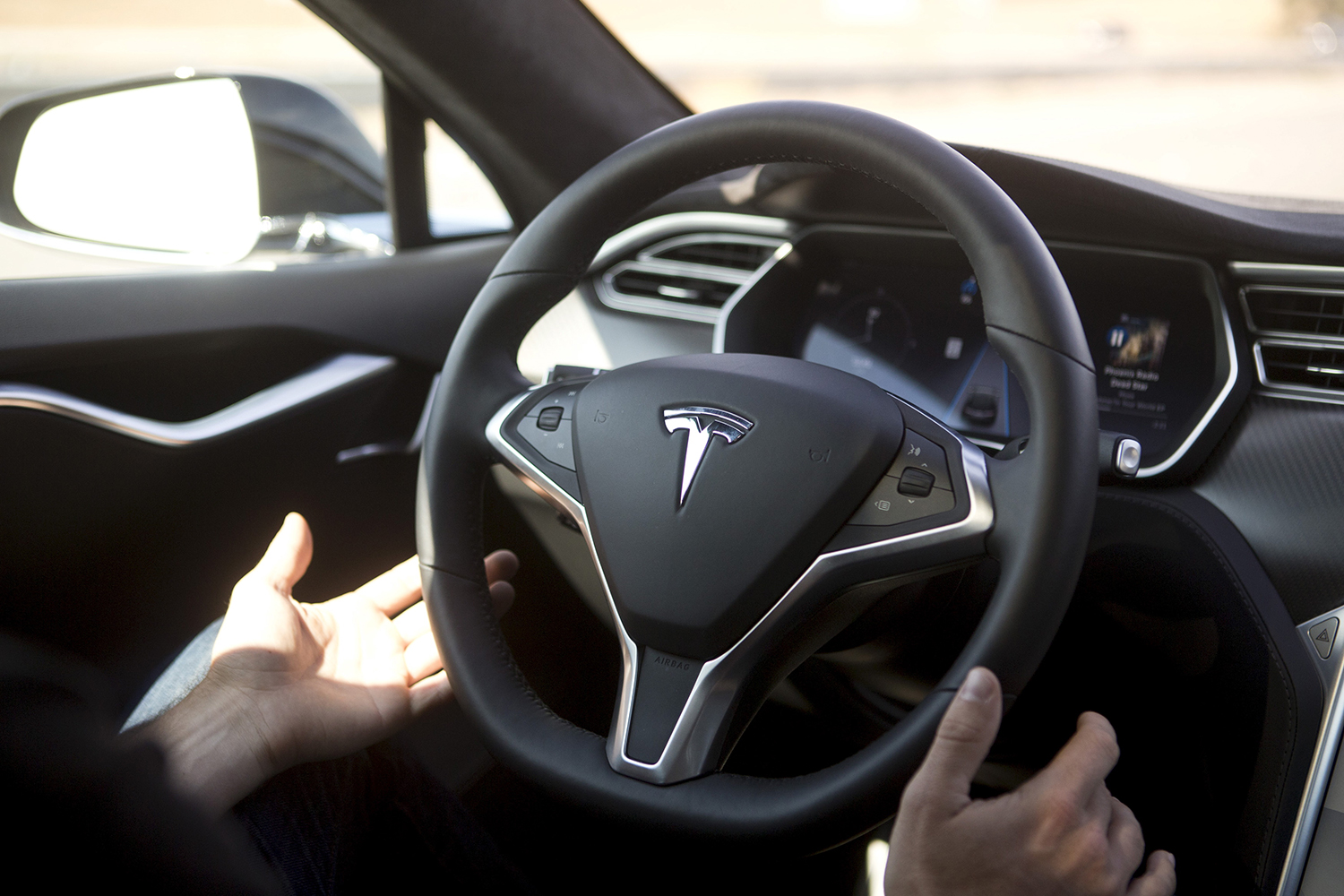 Los coches de Tesla traen al presente la conducción del futuro