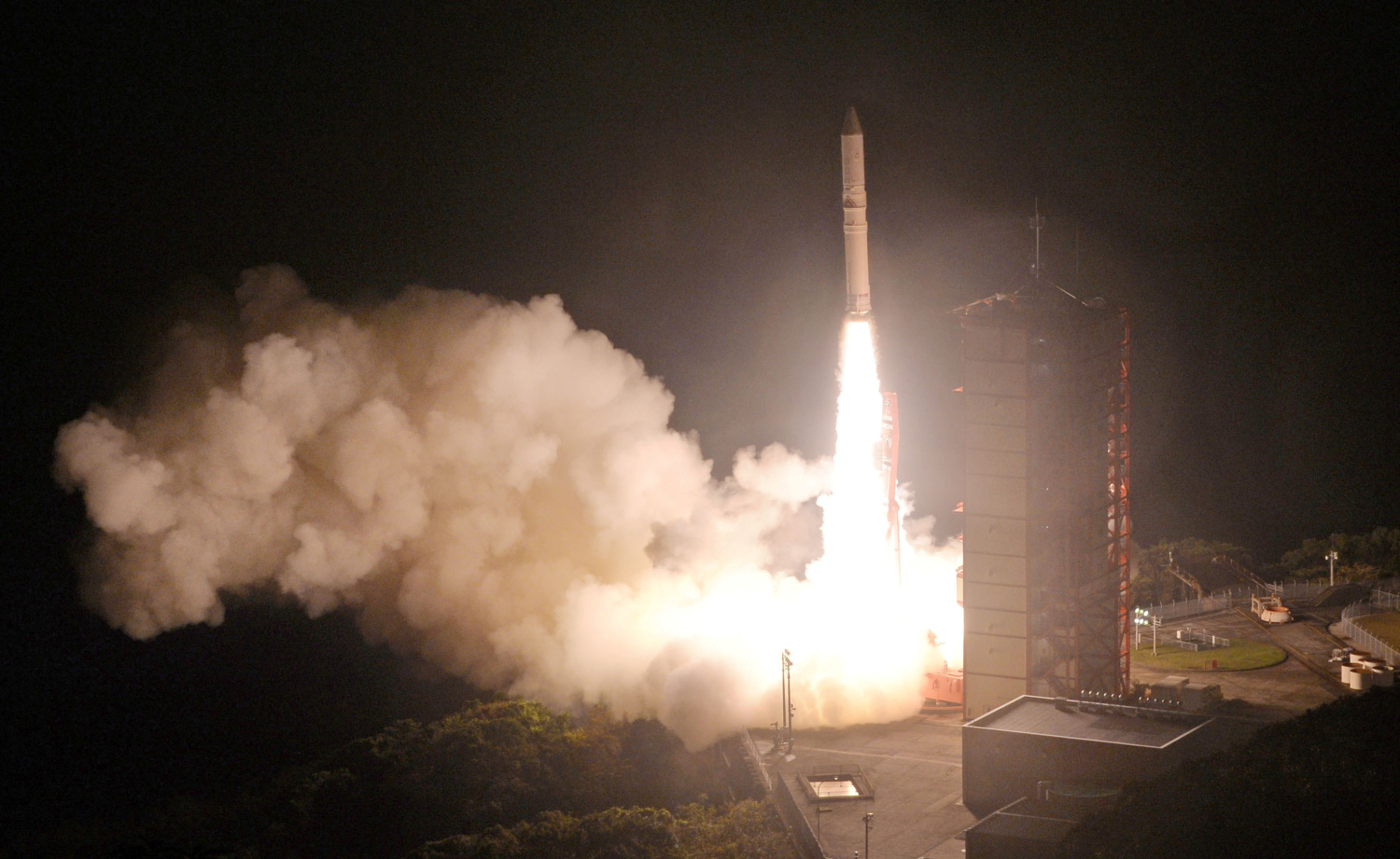 Japón lanza con éxito un satélite que estudiará la radiación espacial