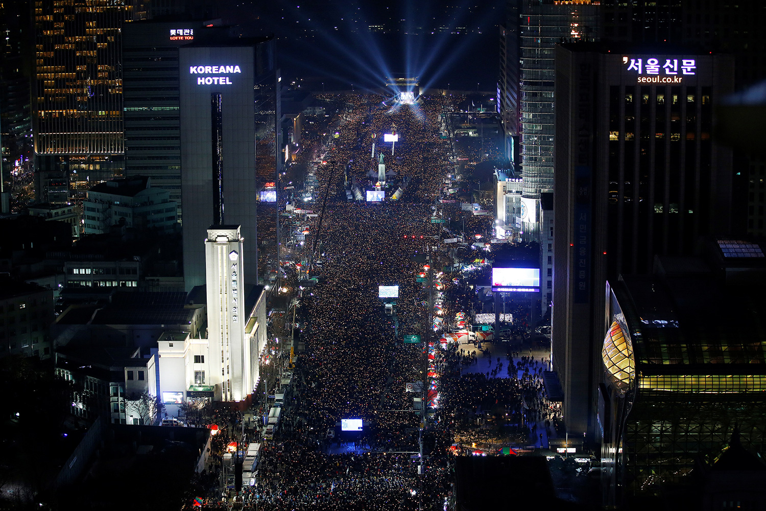 Cientos de miles de manifestantes toman las calles de Seúl pidiendo la dimisión de su presidenta