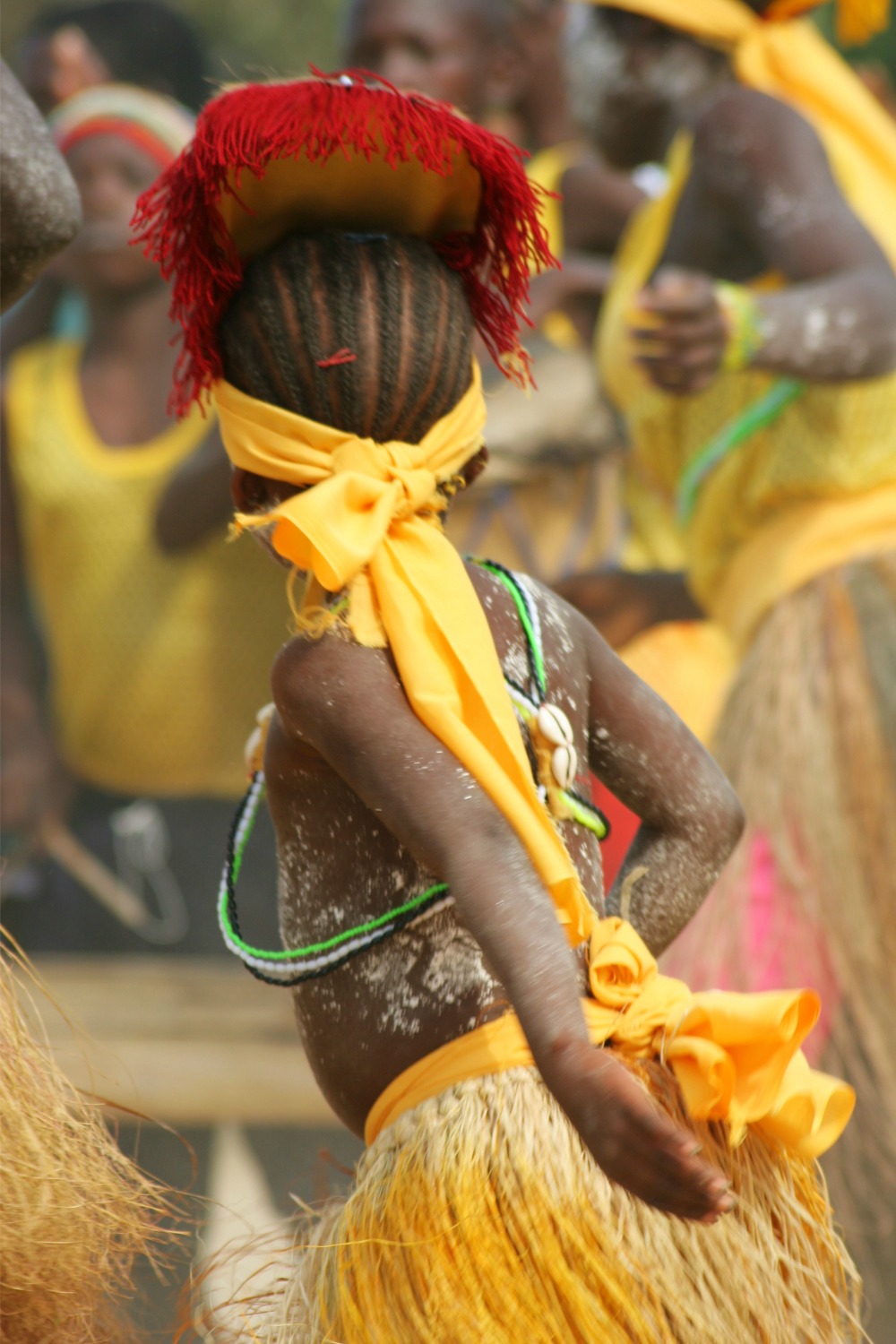 Las mujeres llevan el peso de la familia y de la vida y mantienen vivas las costumbres. Aquí, una muestra en Koidu área, Sierra Leona.