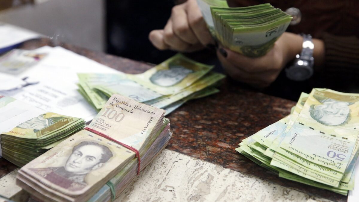 El Gobierno de Maduro presenta seis nuevos billetes en medio de su crisis institucional