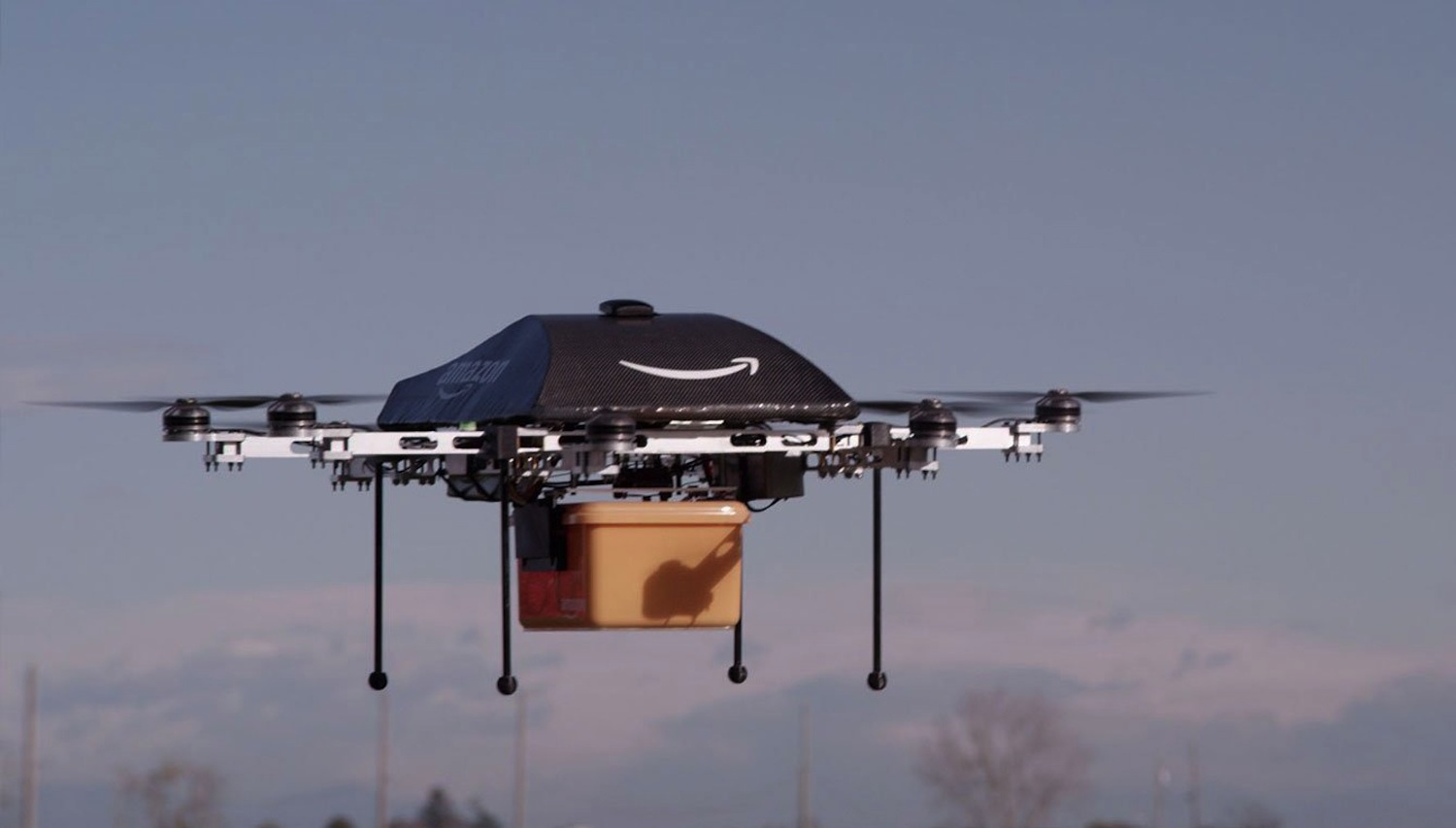 Amazon realiza su primera entrega a domicilio con un dron