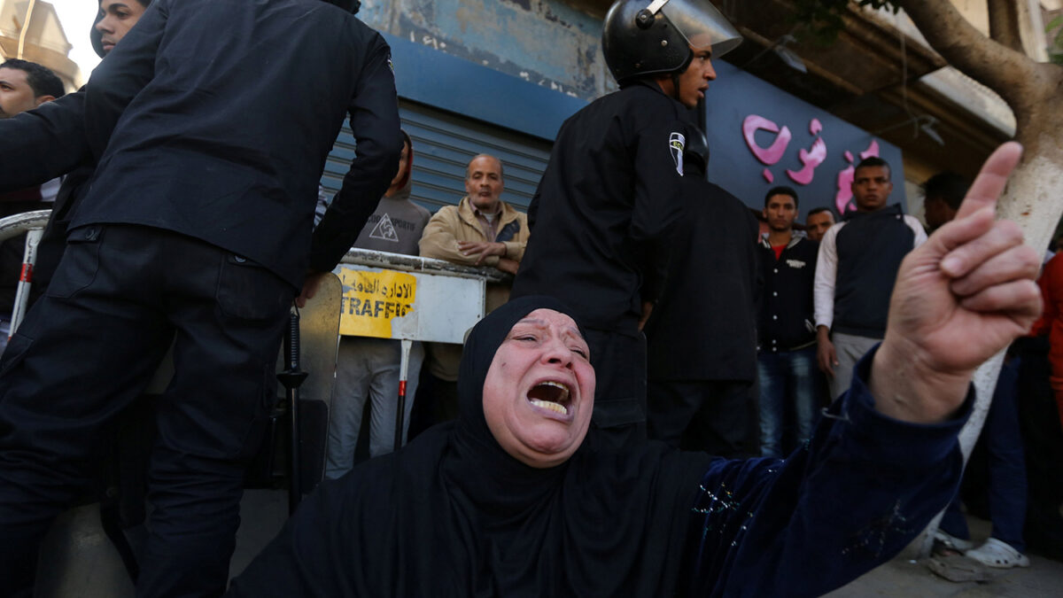 Varias decenas de personas mueren en un atentado en la catedral cristiana copta de El Cairo