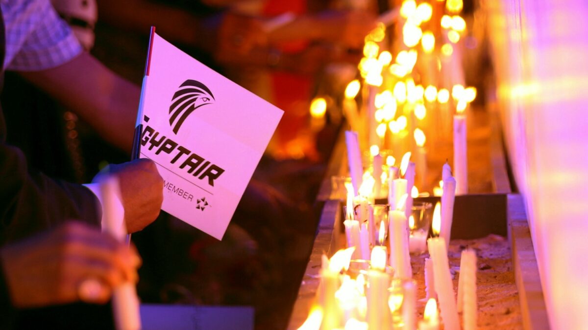 Encuentran restos de explosivos en víctimas del avión siniestrado de EgyptAir