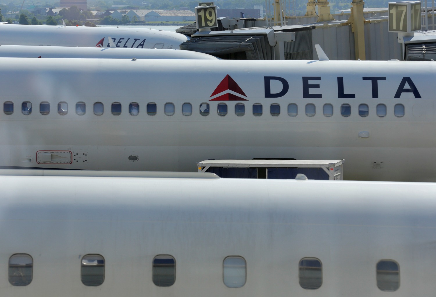 Un conocido youtuber asegura que Delta Air Lines le expulsó del avión por hablar en árabe
