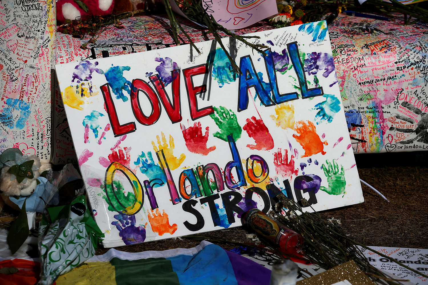 Familias de las víctimas de Orlando denuncian a Facebook, Twitter y Google