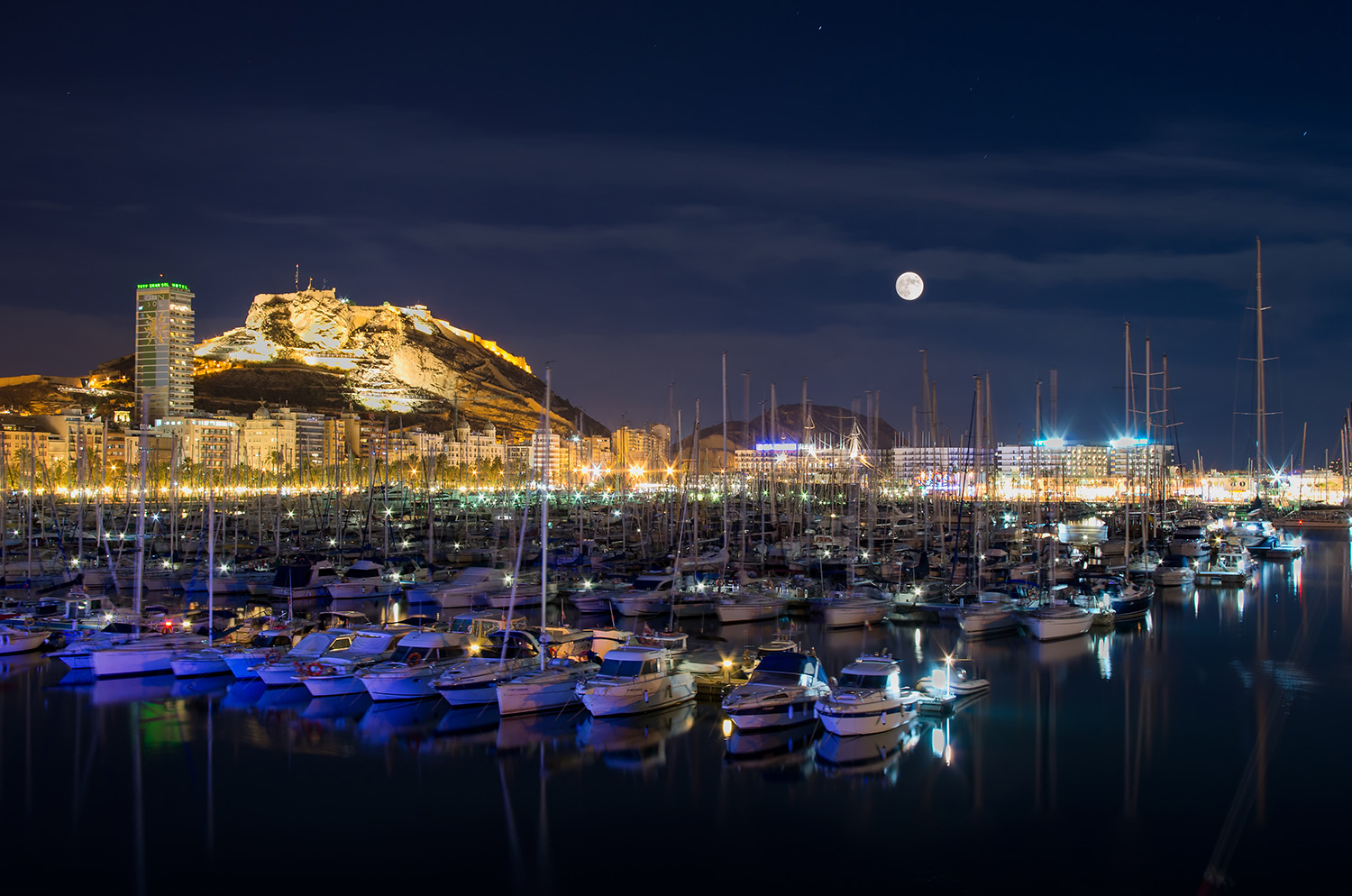 El puerto de Alicante, con el Castillo de Santa Bárbara al fondo, ofrece unas bonitas vistas. (Foto: Jesús Alenda/ Flickr). 