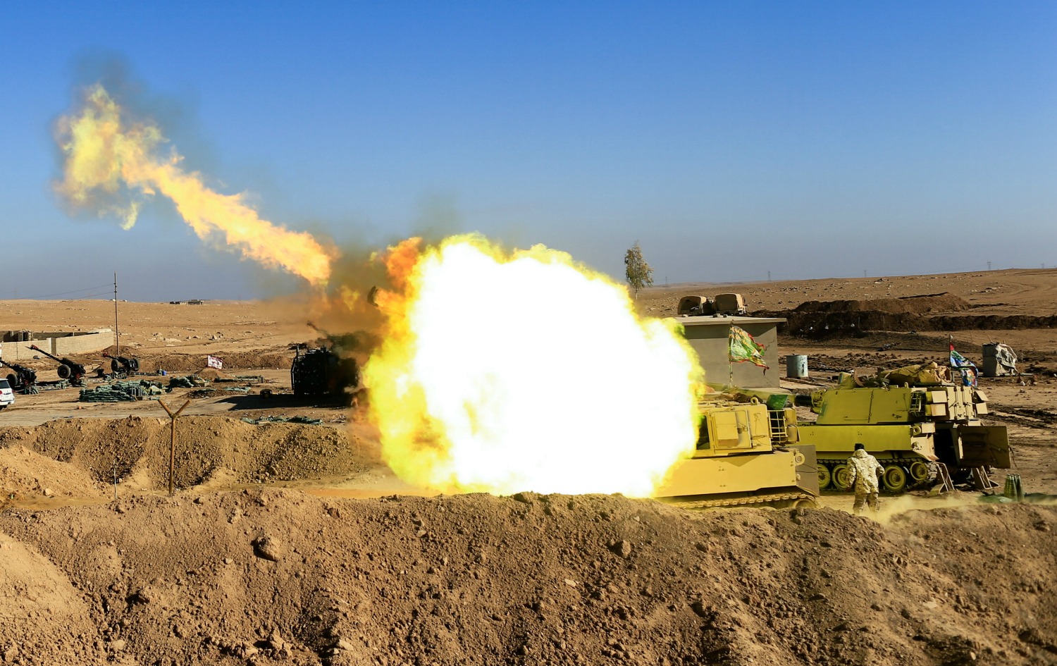 Las fuerzas iraquíes arrebatan a ISIS un puente clave de Mosul