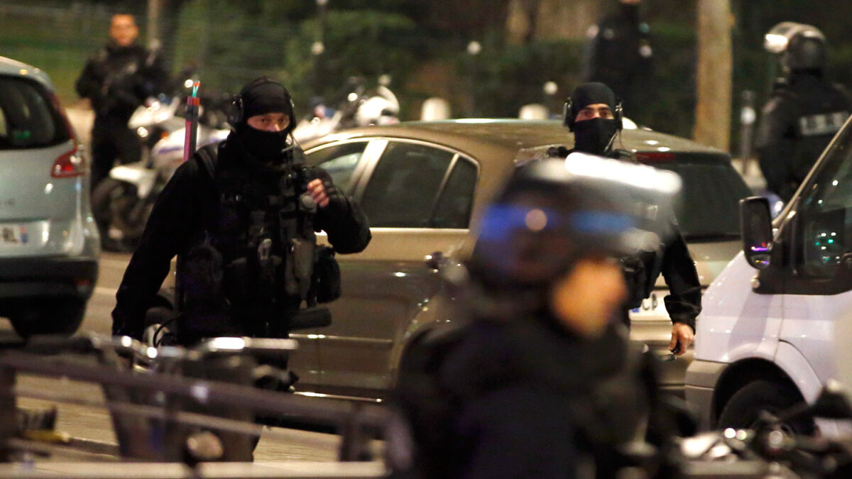 Un hombre armado toma seis rehenes en una agencia de viajes de París