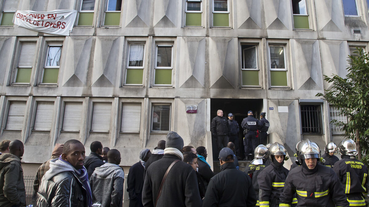 Un incendio en un centro de inmigrantes de París deja un fallecido