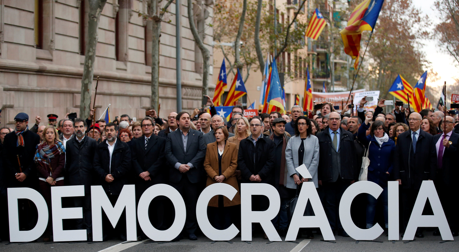 El independentismo catalán arropa a la presidenta del Parlament en su declaración ante el juez