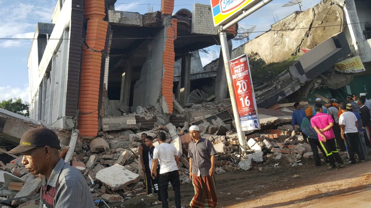 Un terremoto deja un centenar de fallecidos y numerosos desaparecidos en Indonesia