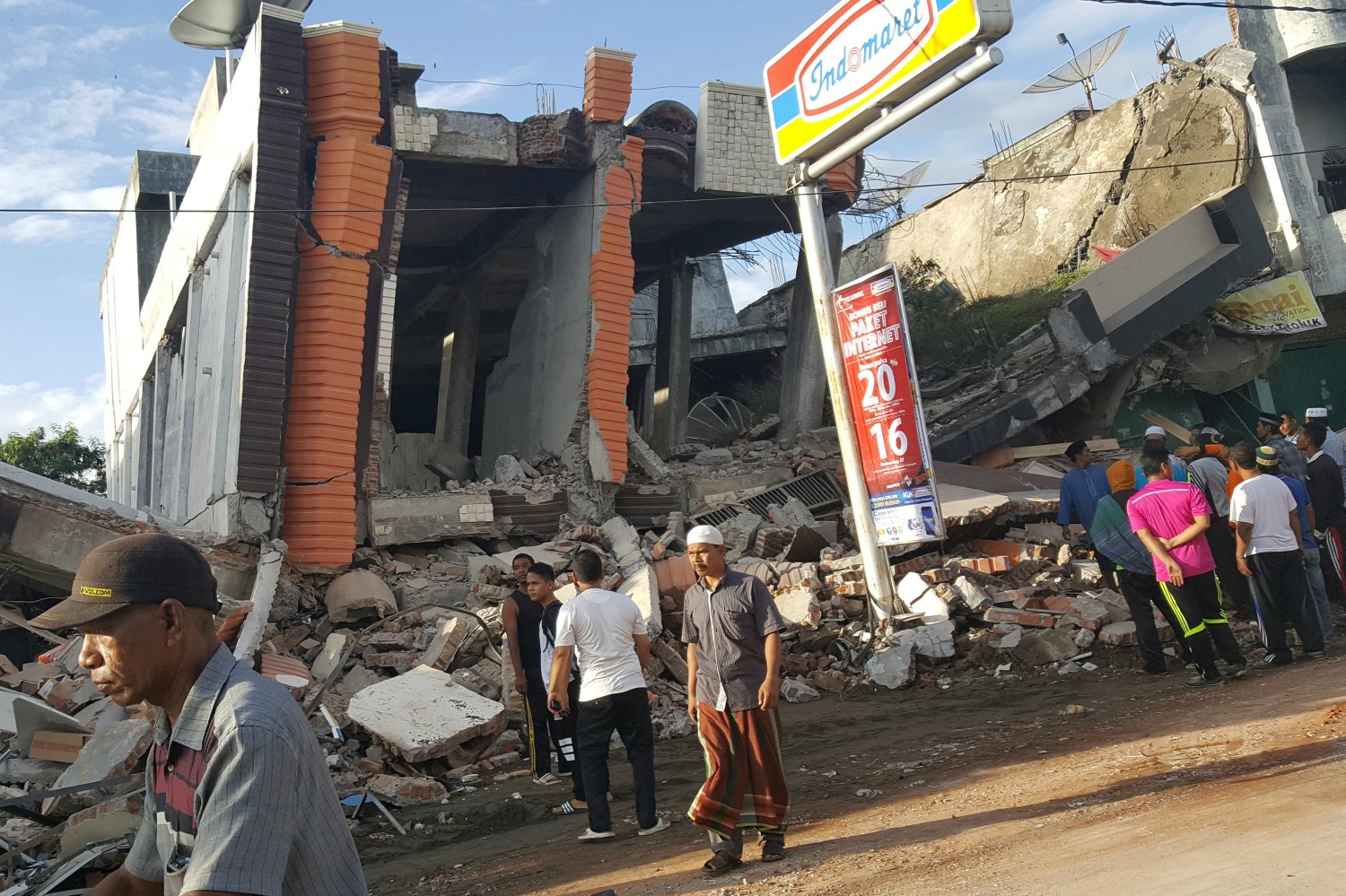 Un terremoto deja un centenar de fallecidos y numerosos desaparecidos en Indonesia