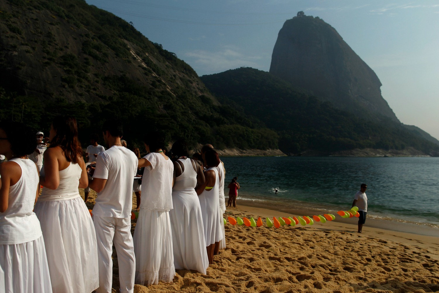 En Brasil, la Nochevieja se tiñe de blanco, el color que según la tradición atrae la buena suerte para el año entrantes y aleja a los malos espíritus. (Foto: Pilar Olivares / AP File)