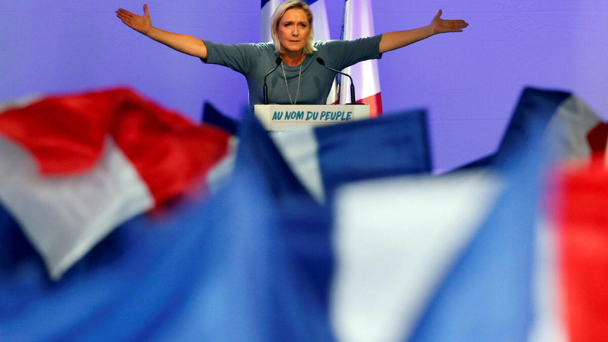 Marine Le Pen amenaza con convocar un referéndum de salida de la UE si gana las elecciones