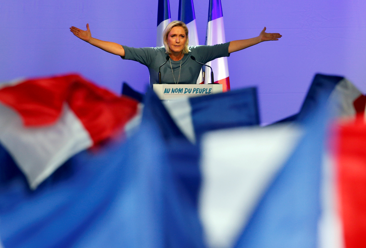 Marine Le Pen amenaza con convocar un referéndum de salida de la UE si gana las elecciones