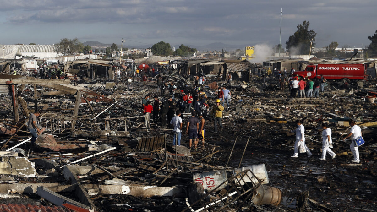 Decenas de muertos tras una explosión en un mercado de fuegos artificiales mexicano