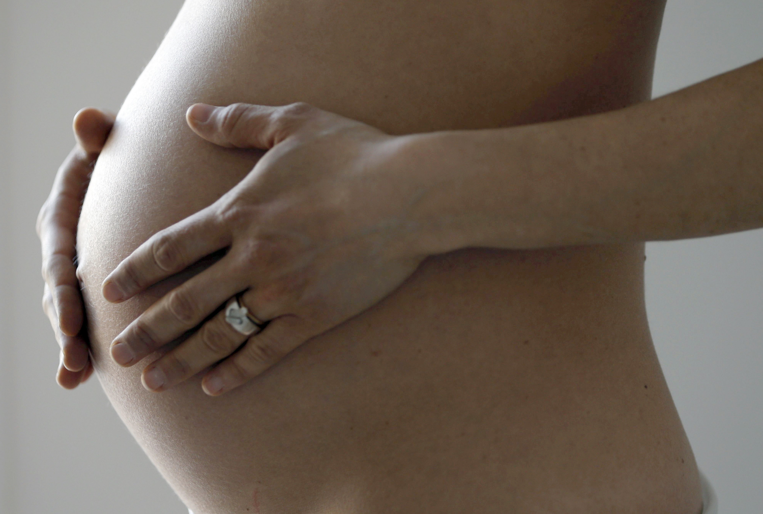 Médicos polacos ocultan los riesgos del embarazo para reducir el número de abortos
