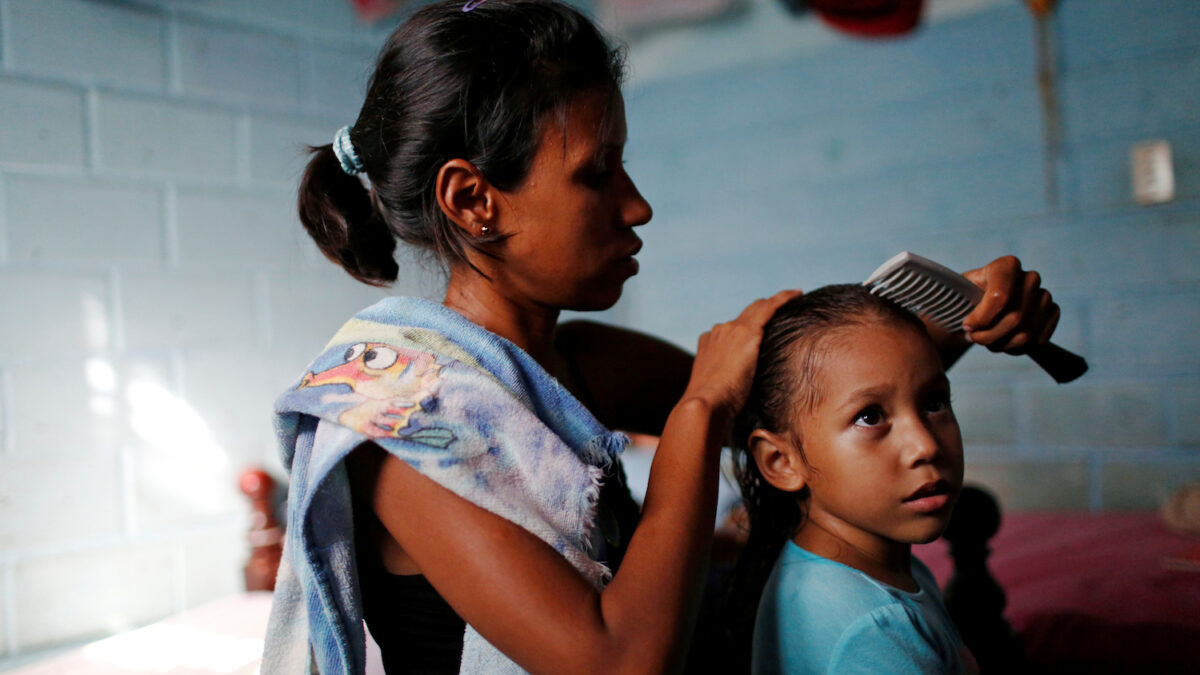 Decenas de mujeres venezolanas venden su pelo para cubrir sus necesidades básicas