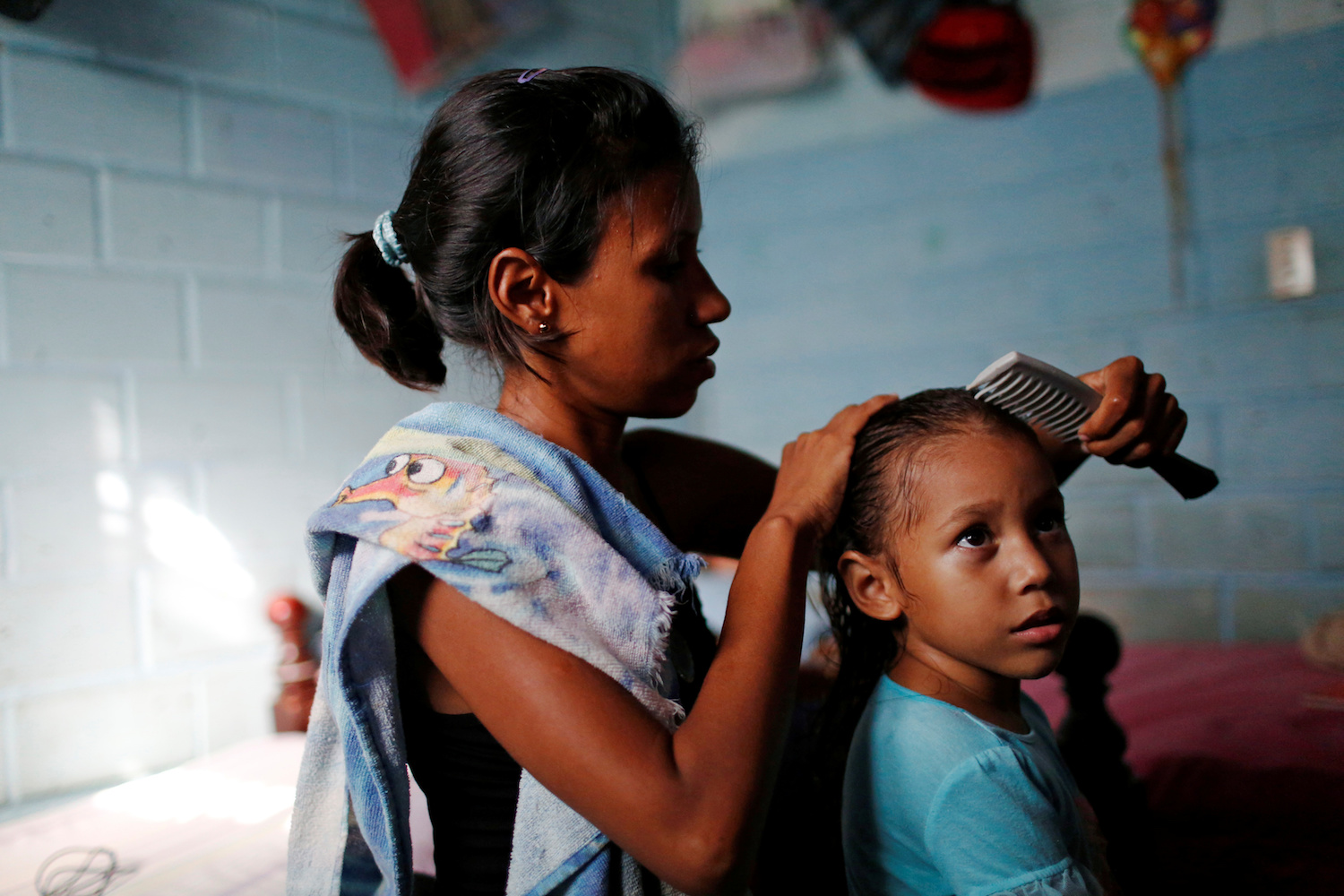 Decenas de mujeres venezolanas venden su pelo para cubrir sus necesidades básicas