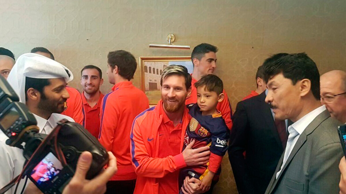 Murtaza, el niño afgano que se hizo una camiseta de Messi con una bolsa, conoce al delantero