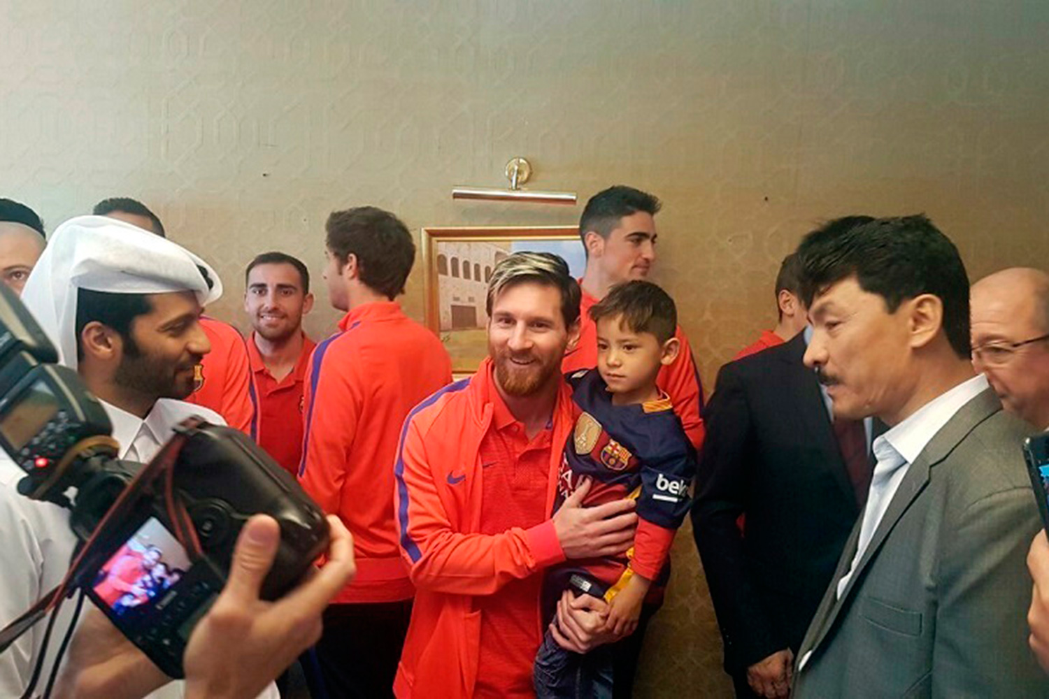 Murtaza, el niño afgano que se hizo una camiseta de Messi con una bolsa, conoce al delantero