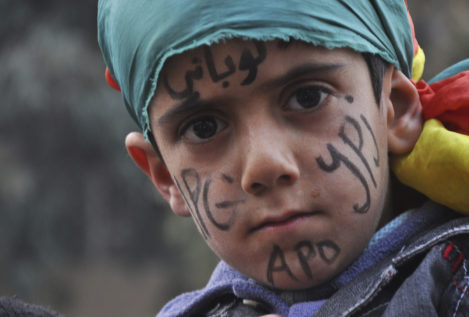 Milicias kurdas que combaten al ISIS usan a niños como escudos humanos