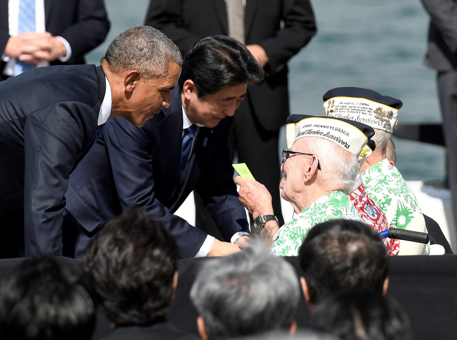 Obama y Abe visitan juntos Pearl Harbor para cerrar heridas