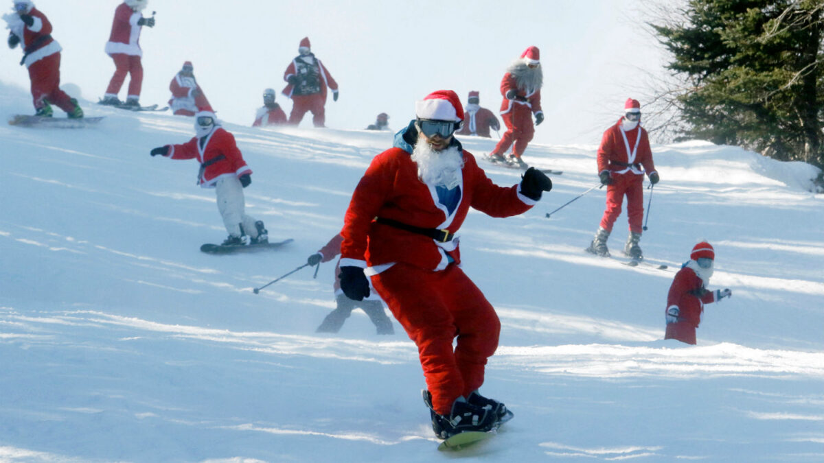 Cientos de Papá Noel toman las pistas de esquí de Maine