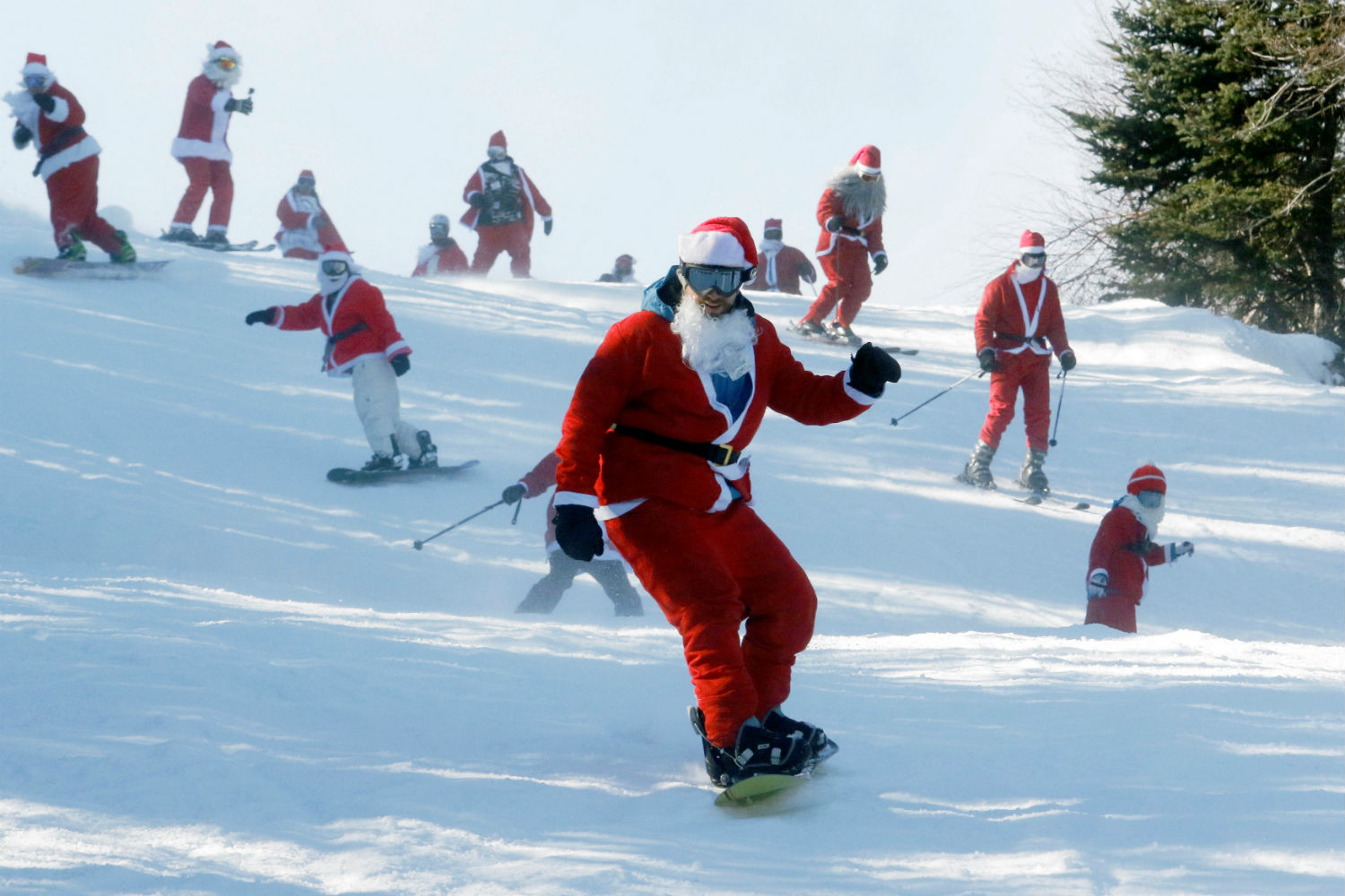 Cientos de Papá Noel toman las pistas de esquí de Maine