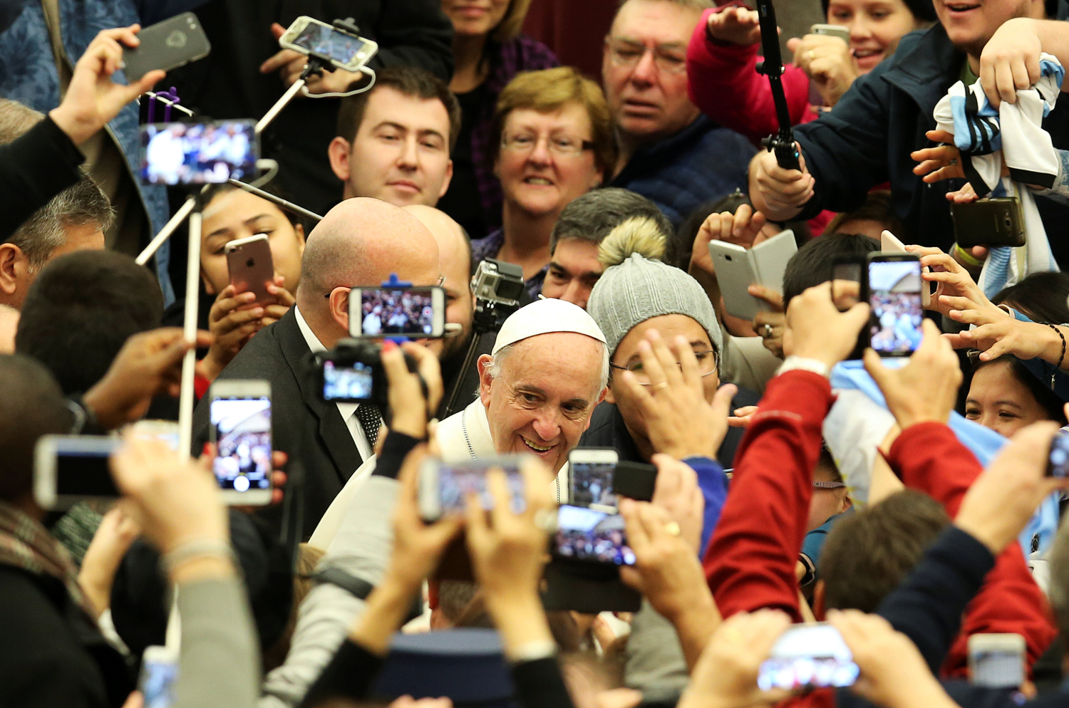 El Papa perdona al sacerdote español encarcelado por filtrar documentos secretos del Vaticano
