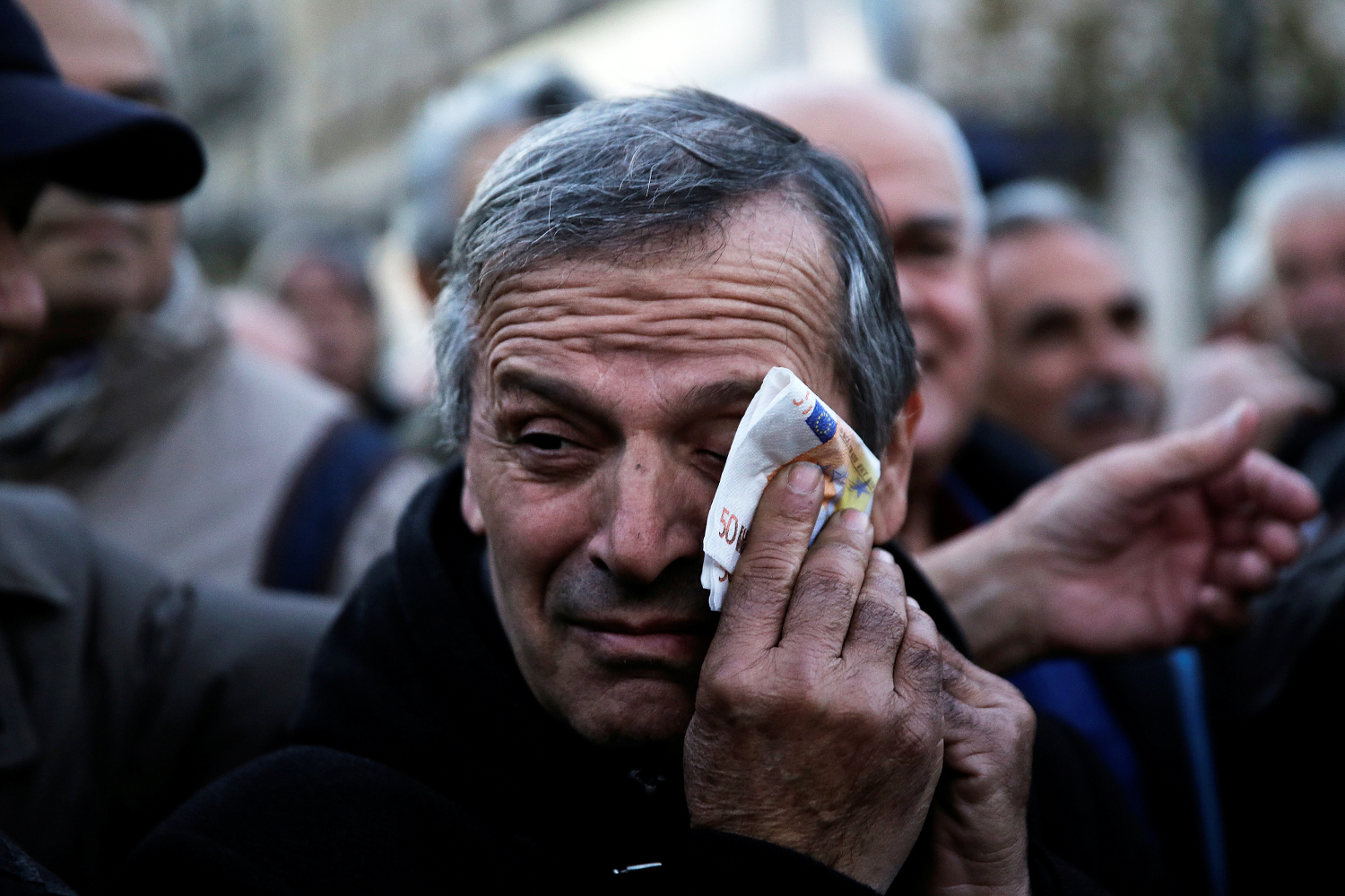 Grecia se planta ante sus acreedores y decide devolver la paga extra a los pensionistas