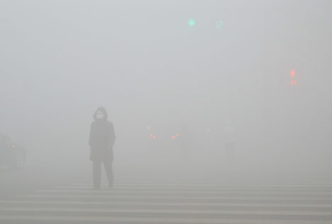 En China huyen de la nube contaminante