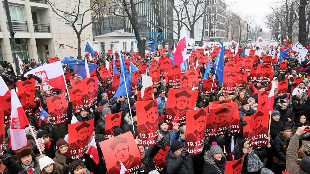 Protesta masiva en Polonia por las últimas decisiones «antidemocráticas» del Gobierno