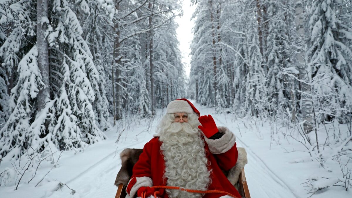 Papá Noel ultima los detalles antes de emprender viaje por todo el mundo