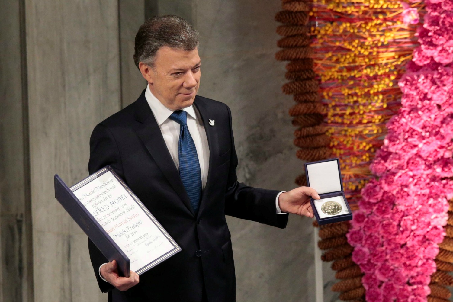 Santos recibe el Nobel de la Paz "en nombre de las víctimas" colombianas