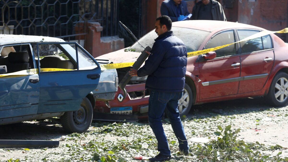 Seis policías egipcios mueren en una explosión en El Cairo