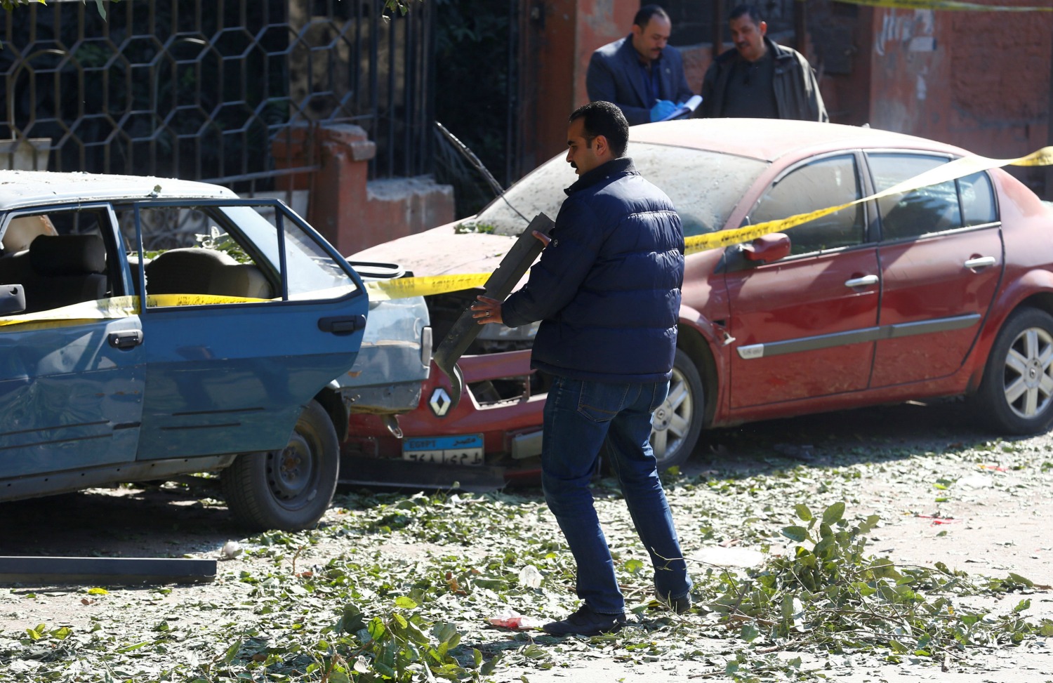 Seis policías egipcios mueren en una explosión en El Cairo